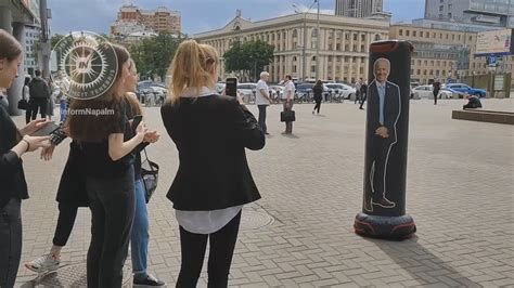 Боксерская груша с Байденом в Москве. - YouTube