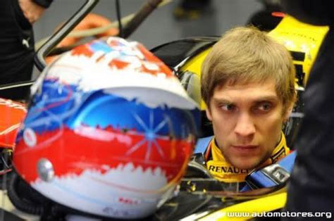 Rusadas Tocando El Himno Ruso Con Un Lotus Renault De Formula 1