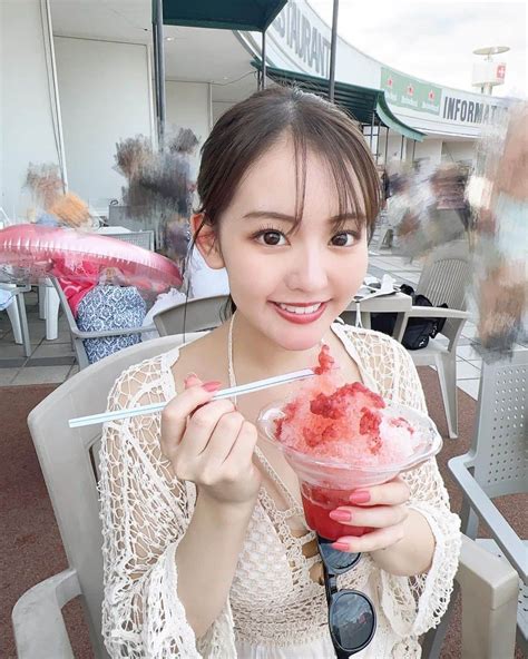 河野まひるさんのインスタグラム写真 河野まひるinstagram「今年の夏は昼間のプールも行けた🩵 いちご味のかき氷はやっぱりおいしい