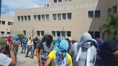 Normalistas De Ayotzinapa Irrumpen En Fiscal A De Guerrero