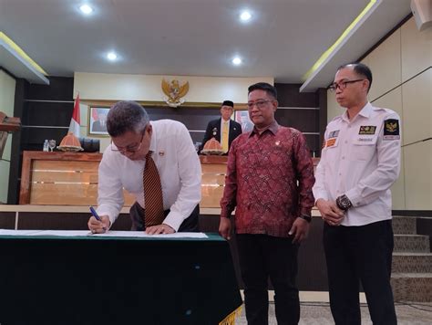 Taufan Pawe Teken NPHD Rp 24 Miliar Untuk Keperluan KPU Dan Bawaslu