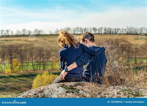 Een Jongen En Een Meisje Zitten Op Een Klip Twee Vrienden Een Broer