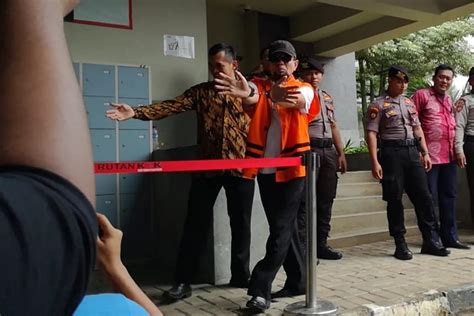 Tingkah Para Tahanan Kpk Saat Nyoblos Dari Unjuk Borgol Hingga