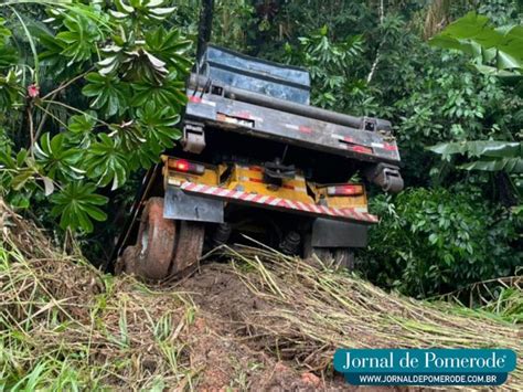 Caminhão sem freio sai da pista na SC 110 Jornal de Pomerode