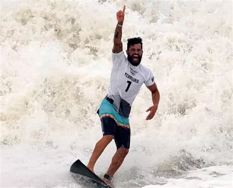 Ítalo Ferreira reluz no mar e surfe dá primeira medalha de ouro ao