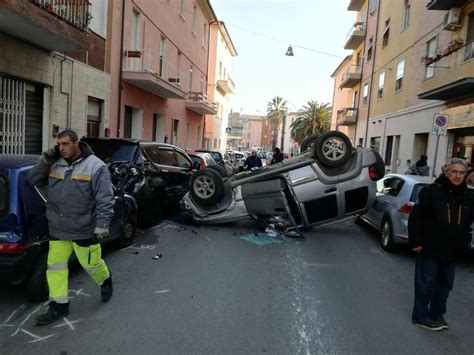 Auto Si Ribalta E Finisce Sulle Auto In Sosta Video