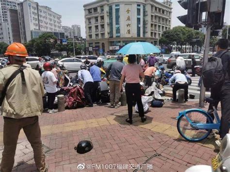 福州一出租车撞上多辆电动自行车，致4人轻微伤 台江 操作 调查