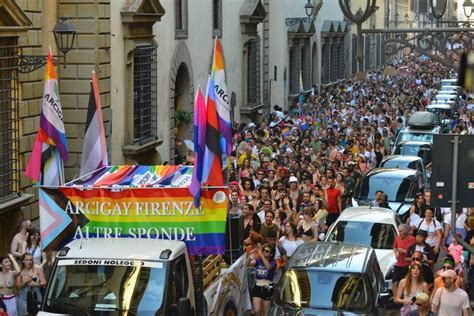 Toscana Pride Tensioni Tra Antagonisti E Polizia Vengono Allontanati