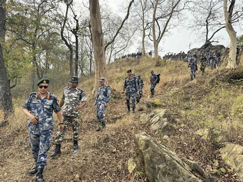 सशस्त्र प्रहरीको एक प्लटुन फौज सीमा क्षेत्रमा चौबिसै घण्टा गस्तीमा