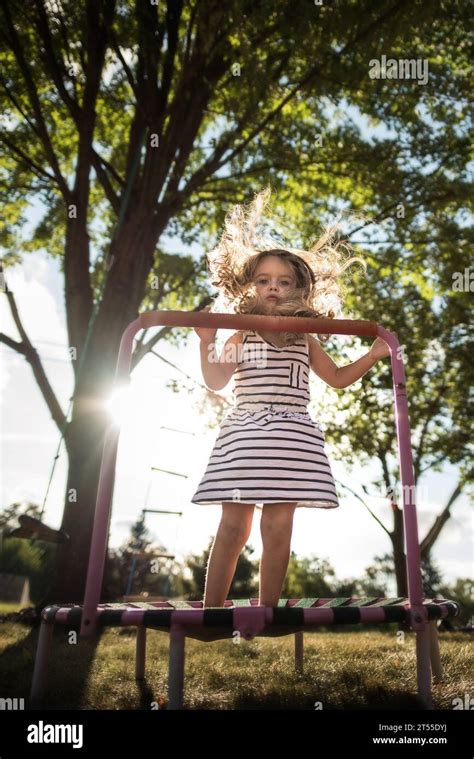 Petite Fille Sauter Banque De Photographies Et Dimages Haute