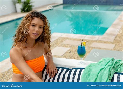 Femme Dans Le Bikini Détendant Près De La Piscine Dans Larrière Cour à