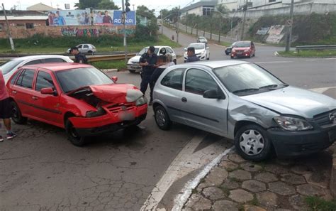 Homem é Preso Suspeito De Roubar Carro E Bater Veículo Durante Fuga Em