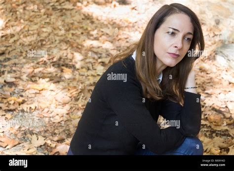 Femme mature solitaire Banque de photographies et dimages à haute résolution Alamy