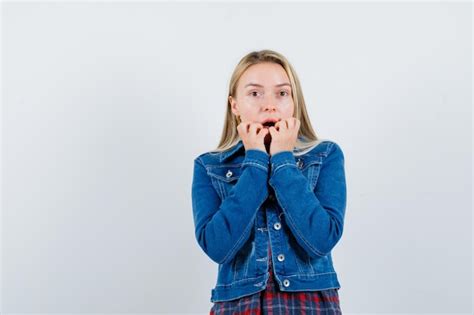 Jeune Femme Blonde Charmante Isolée Photo Gratuite