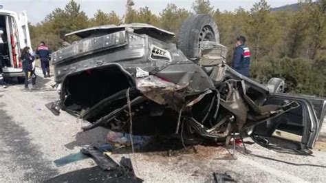 Burdur da otomobil karşı şeride geçti 1 ölü 2 si ağır 4 yaralı