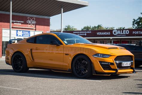 Vista De Perfil De Los Coches De 500 Gt De Ford Naranja Y Blanco