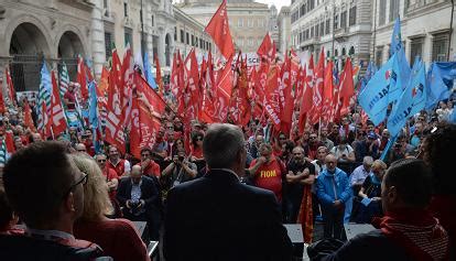 Cgil Cisl E Uil In Piazza Uniti Per Sollecitare Un Piano Nazionale