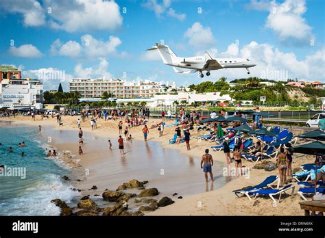 Airport beach st maarten hi-res stock photography and images - Alamy