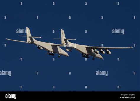 L Aereo Stratolaunch Roc Decolla Dal Porto Spaziale Di Mojave