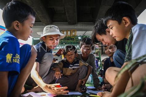 Belajar Di Taman Baca Kolong Ciputat ANTARA Foto