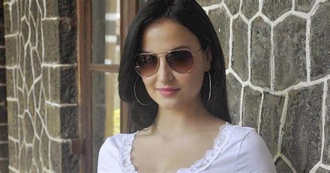 Bollywood Hot Actresses Elli Avram In A Hugging Dress At Film Mickey Virus Promotions At