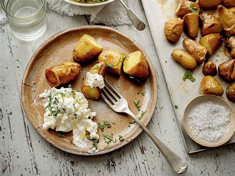 Ugnsrostad potatis med fetaostdipp Köket se