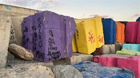 I Cubi Colorati Nell Area Porto Imbrattati Da Scritte Deturpata L