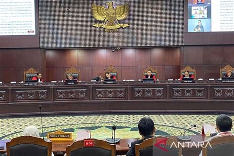 MK Tolak Uji Formil Syarat Usia Capres Cawapres Denny Indrayana Cs