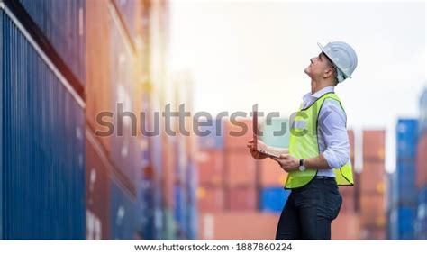 El Ingeniero Que Trabaja En El Muelle Lleva Un Control Uniforme De