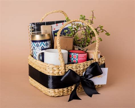 corporate gift hampers  perfect blend  luxury thoughtfulness