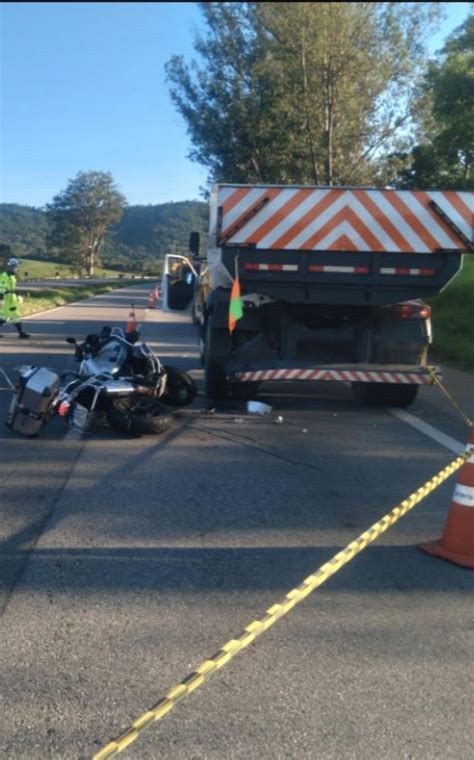 Homem morre em acidente entre moto e carretas na Fernão Dias em São