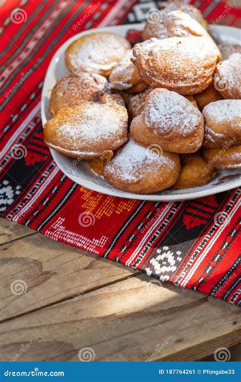 Mini Donuts Rumanos Sobre Un Plato De Tela Tradicional Roja Imagen De