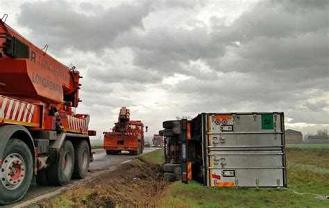 Camion Si Ribalta Autista Illeso Gazzetta Di Modena