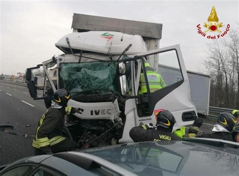 Incidente Sulla A Ad Agrate Tra Due Camion E Un Auto Il Cittadino Di