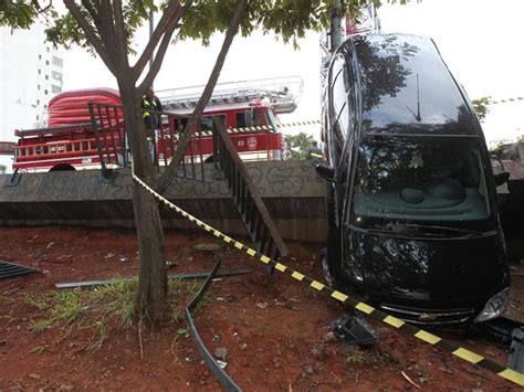 G Carro Cai De Viaduto Ap S Colis O Na Regi O Da Avenida Paulista