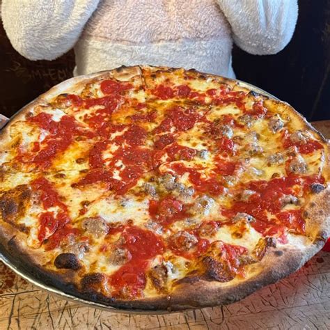 Stoolpresidente S Pizza Review At John S Of Bleecker Street One Bite