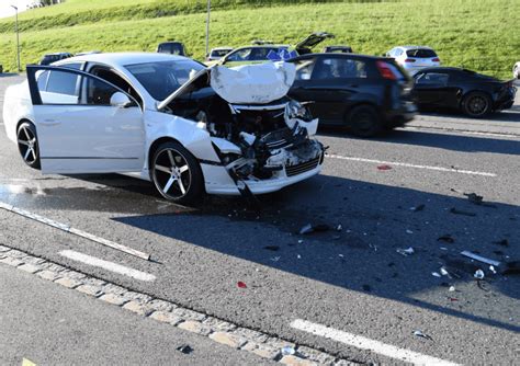 St Gallenkappel Sg Heftige Auffahrkollision Mit Verletzten