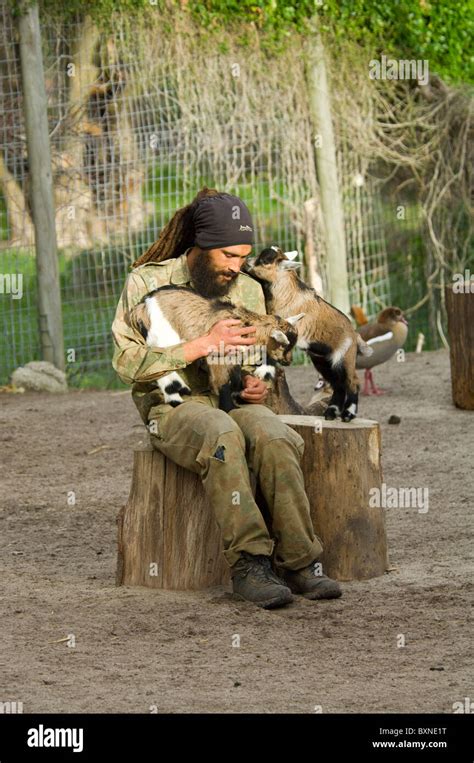 Gardiens De Zoo Avec Un Animal Banque De Photographies Et Dimages à