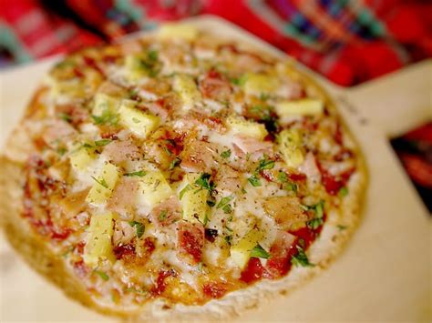 Honey Ham and Fresh Pineapple Pizza – Honest Cooking