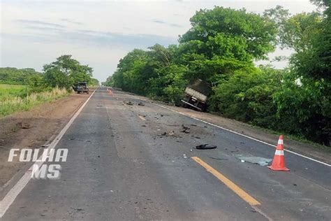 Motorista morre em colisão frontal entre carro e carreta na BR 262