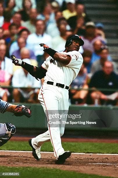 Barry Bonds 2002 Photos and Premium High Res Pictures - Getty Images