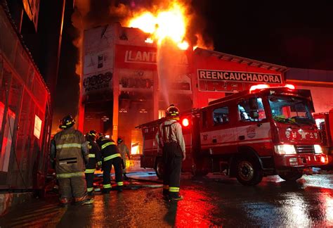 Incendio De Grandes Proporciones Consume Llantera En Colonia Hato De