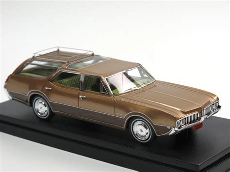 Goldvarg 1969 Oldsmobile Vista Cruiser Aztec Gold Modellauto 143