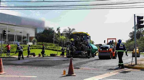 Operação tapa buraco interdita trecho da rotatória da Via Parque e