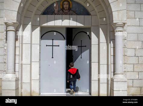 Un Ni O Cristiano Palestino Visto En La Entrada De La Iglesia Cat Lica