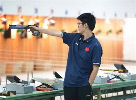 首届学青会 男子10米气手枪河南摘金布帅射击项目