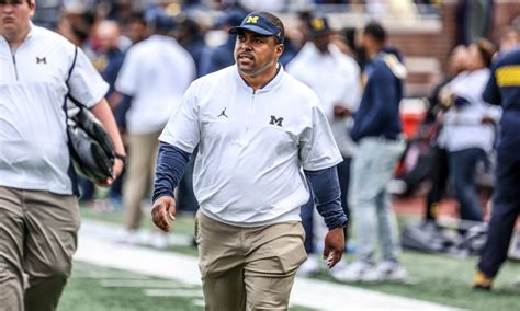 Mike Hart Michigan Football Rb Coach Updates Health After Seizure