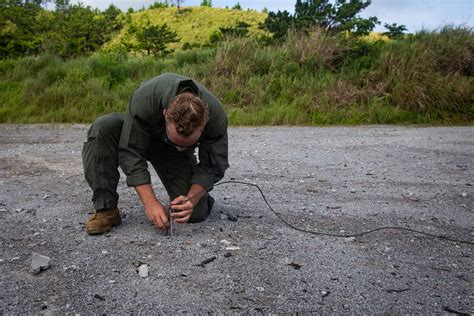 An Explosive Ordnance Disposal Eod Technician With Nara Dvids