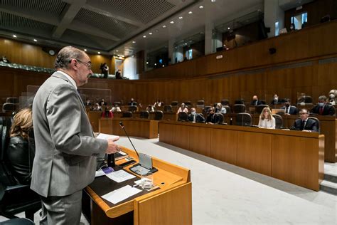 Javier Lambán sale de la UCI y evoluciona de forma satisfactoria