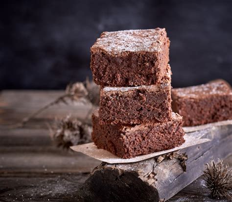 Pila De Piezas Cuadradas De Pastel Brownie Al Horno Marr N Foto Premium